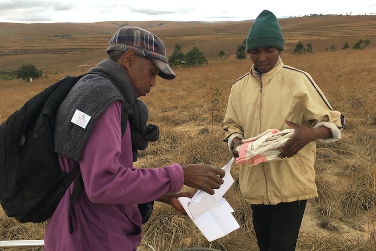 Jean Jacques Rasolofonirina, Eo Ankavia, Ary I Méthode Andriamerimandamina Mpiambina, Mijery Ny Antotan Taratasy Mahakasika Ny Fiambenana An’Ankafobe, Izay Faritra Arovana. Sary Nalain’i Rowan Moore Gerety Ho An’ny Mongabay.