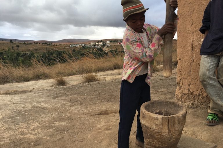 Mitoto Ny Vary Ataon’ny Fianakaviana Sakafo Hariva Ao An Tokatranony Akaikin’Ankafobe, Ny Zanakalahin’i Maxim Sy Fara Rajajarohavana. Sary Nalain’i Rowan Moore Gerety Ho An’ny Mongabay.