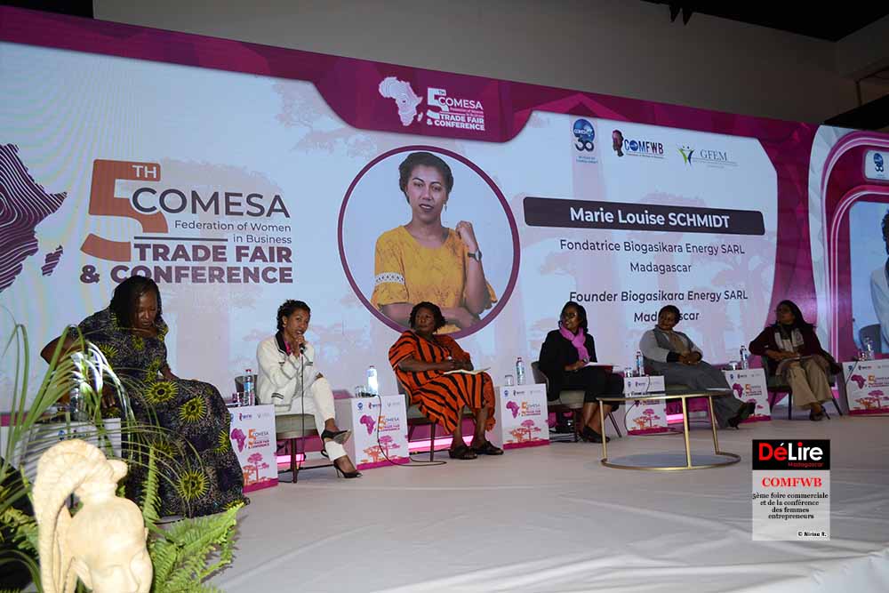 COMFWB - 5ème foire commerciale et de la conférence des femmes entrepreneurs. Rasoamanahirana Marie Louise a participé au débat