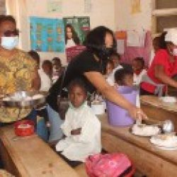 KAOMININA ALASORA: Nahazo fanampiana avy amin’ny Association Baobab ireo ankizy 300 ao amin’ny EPP Ampahibato