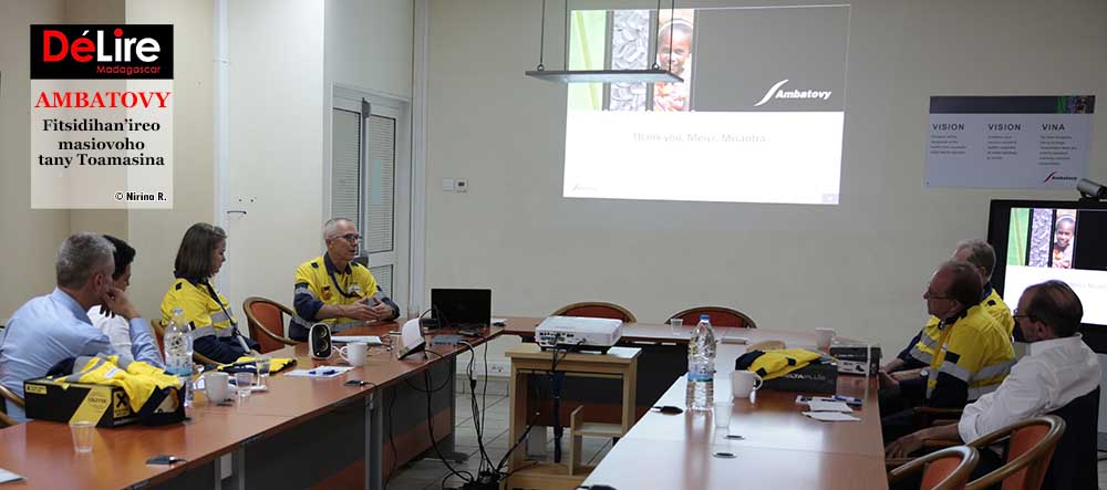 Le Président d'Ambatovy Stuart Macnaughton donne un aperçu général sur Ambatovy avant la visite d'usine