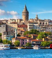 Der Galataturm wurde einst  von den Genuesen als Teil ihrer Stadtbefestigung errichtet und ist einer der schönsten Aussichtspunkte über Istanbul, Türkei