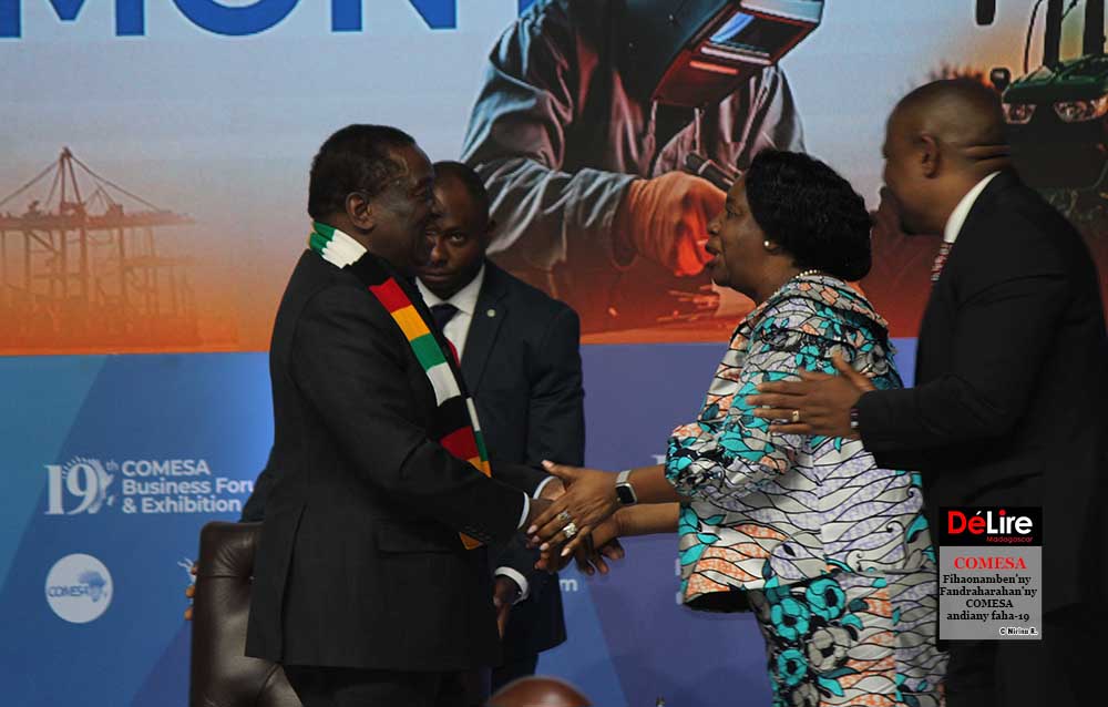 Filohan’i Zimbabwe, Emmerson Dambudzo Mnangagwa ( Ankavia ) sy ny Sekretera Jeneralin’ny COMESA, Chileshe Mpundu Kapwepwe ( Ankavanana)